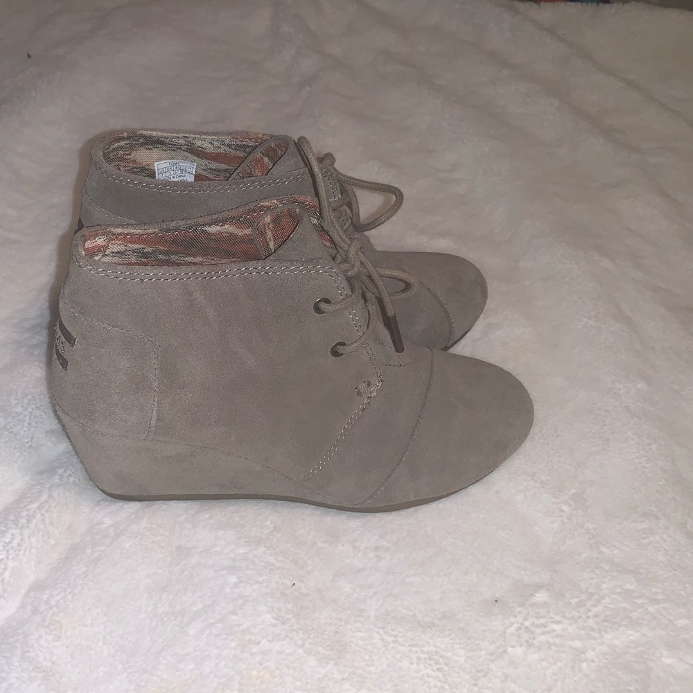 TOMS• Suede wedge booties• Taupe •7